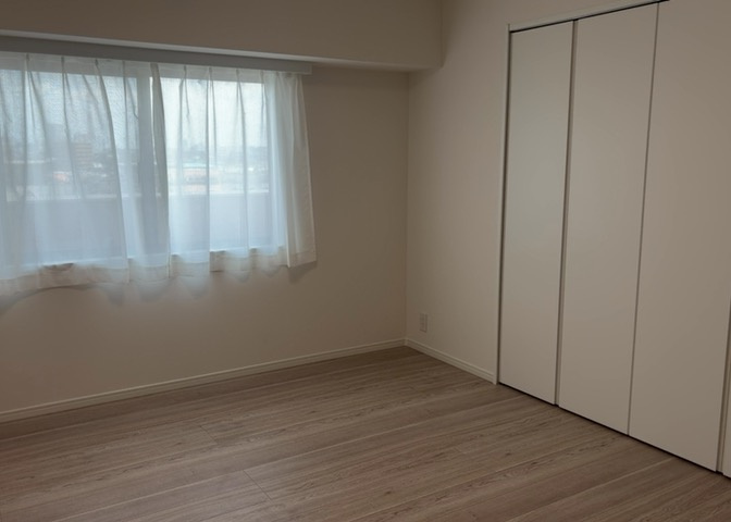 寝室でゆっくりと過ごすためにはベッド周りの適度な空間を担保することや窓の位置、照明の明るさ、寝室の広さなどを考える必要があります。自身や家族の構成とライフスタイルに併せて寝室にする部屋を選びましょう！