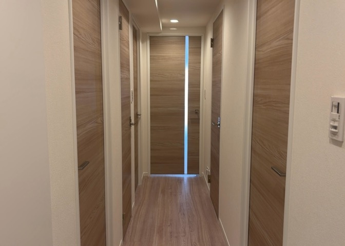 内装はとにかくおしゃれなものがいい！と選ぶ前に、まず住んだ後のことを想像してみましょう。住んでみたらコンセントの位置が悪くて使いにくいなど出てきます。事前にどの家電をどこに置くか想定しておきましょう。