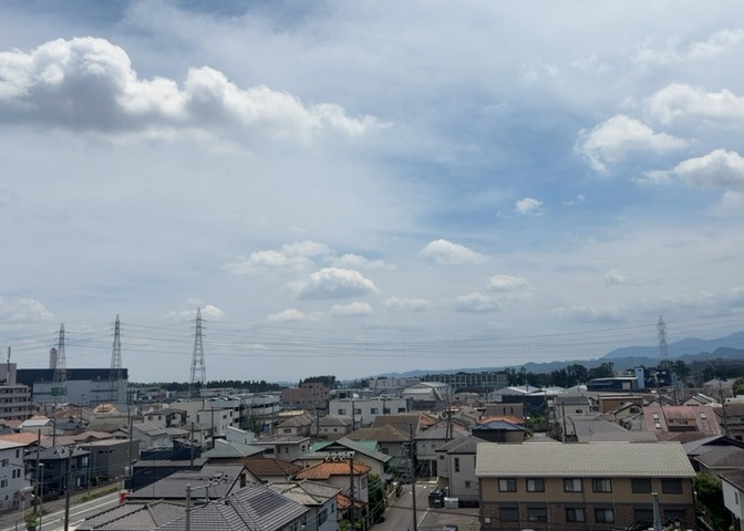 眺望の良さを楽しめるダイニングキッチンで家族団らんの時間を過ごしてはいかがでしょうか。バルコニーから見える景色を家族で眺める時間は、時間が経つのを忘れてしまいそうですね。是非、現地を見に行きましょう！