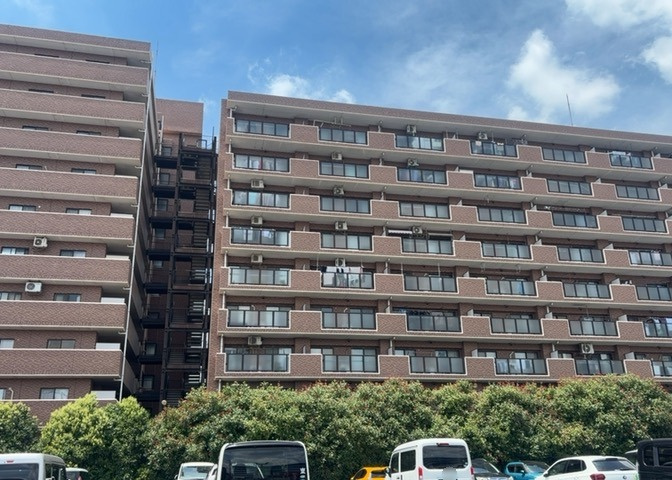 外観はマンション管理がされているかの目安になります。築年数が古いと、壁面は劣化してひび割れが生じることも！建物が古びていても細かいところが修繕されていると、きちんと管理されているなぁと感じるでしょう。