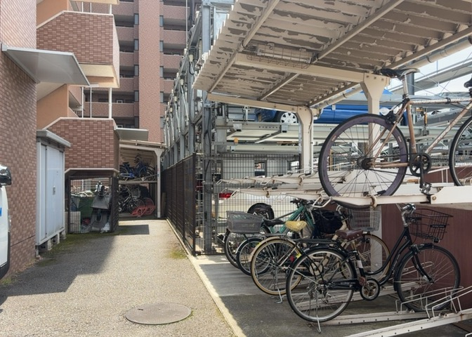 マンションの駐輪場は、事前に空きがあるか確認を取ると安心です。せっかく入居したのに駐輪スペースがない！なんてことになったら大変ですよね。そこで、内見時や購入前にはまず事前に確認しておくと良いでしょう。