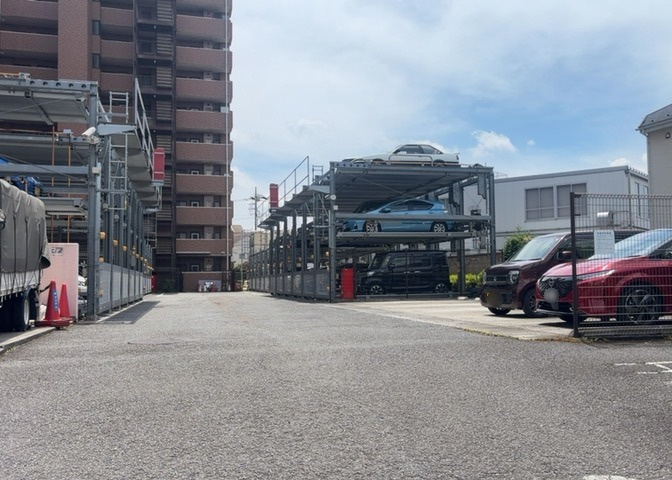 駐車場と明記されていても、最小スペースでつくられた駐車場だと大型車は駐車できなかったり、出入りしにくくなったりする可能性があります。お車のサイズと購入したい物件の駐車場のサイズを現地で確認しましょう。