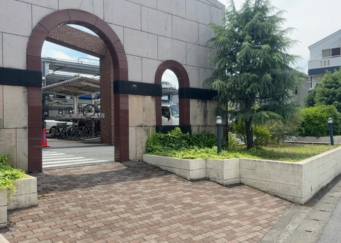 中庭（パティオ）とは、一つの建築物の内部に設けられた、壁などで囲われている庭のことを指します。コの字型、ロの字型が主流ですが、L字型の中庭もあります。最近では、インテリア性の高さからも人気があります。