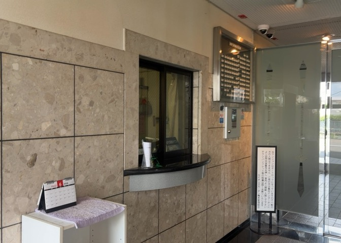 受付はマンションコンシェルジュがいる場合もあれば、管理人が滞在する小部屋を総称して呼ぶことがあります。主にエントランスに設置されていることから、防犯面でも期待ができます。防犯設備がない場合はより安心！