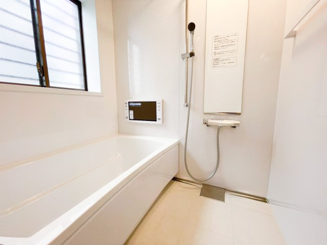 浴室乾燥機付きのバスルーム