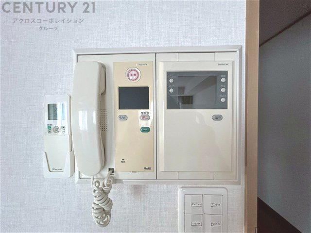 訪問者が来たときにテレビ画面で確認できるため、安心してドアを開けられます。録画機能があるものもあり、留守中に来訪者を記録しておくことができます。利便性が高く、セキュリティ面でも安心です。