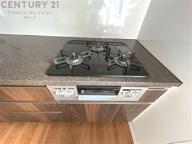多数の調理器具を同時に使用でき、料理の効率化が可能。省エネで節約になり、様々な料理スタイルに適応できます。また、火力調整が独立しており、手入れや掃除もしやすく、今よりもっとお料理が楽しくなるかも。
