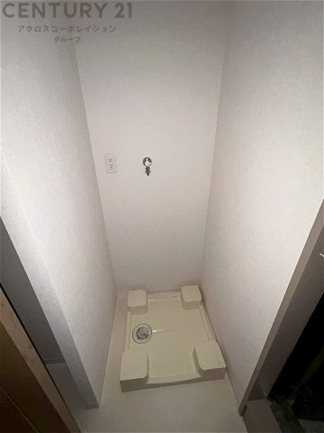 洗濯物の仕分け作業がしやすく、整理整頓が容易になります。洗濯音や湿気を他の部屋に持ち込まず、生活環境を快適に保ちます。上部を活用すれば収納スペースを確保でき洗剤や洗濯用品の整理もしやすくなります。