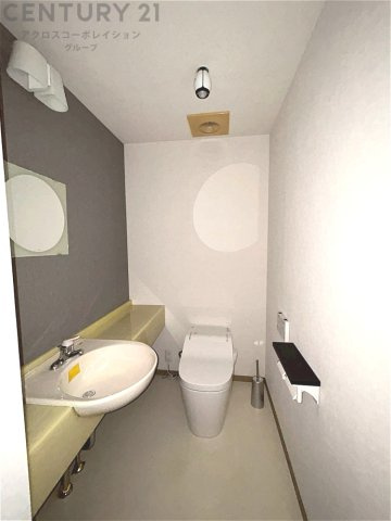 温水洗浄便座付トイレは温水洗浄機能により、暖かい水でおしりを洗浄することができ、冷たい水を使う従来の便座に比べ、温水洗浄機能で暖かいトイレを提供し、快適な使用を可能にします。