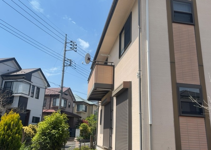 バルコニーは、室外の専用スペースのうち、「屋根がなく開放された空間」であるものを指します。ベランダより広いタイプのものが多く、日当たりもよいため家庭菜園などを楽しみたい人にとって適した環境となります。