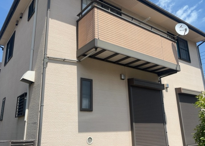 木造住宅とは土台、壁、柱など建築物の強度を支える構造体の材に木が使用されている構造を指します。構造体は建物の自重を支えるだけではなく風圧や水圧、積裁荷重などあらゆる衝撃に耐えるための基礎です。