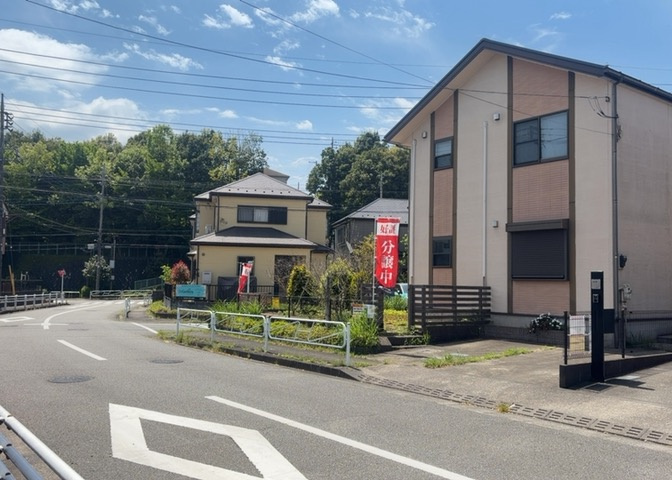 住宅用の土地では前面道路に2m以上接していなければならないと法律で定められています。しかし、お持ちの車のサイズやライフスタイルなどにより、2mでは利便が悪い場合もございますので、事前に確認しましょう。