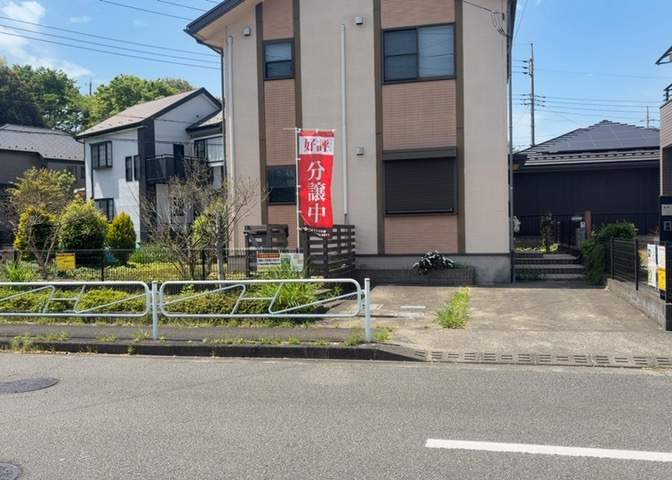道幅が広い場所は日当たりや風通が良好です。幅が広いのですれ違いも可能ですし大きな車でも駐車可能！一方で、大型車が通ることも多くなるため交通量の増加により騒音に繋がります。また土地の値段が高くなります。