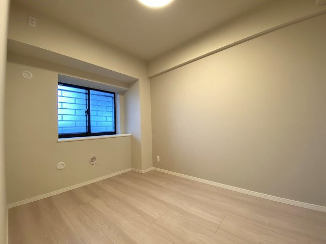 4.8帖の使い勝手の良い洋室スペースです。お部屋のレイアウトがしやすく、子供部屋やワークスペースとして多用途に活躍します。クローゼット完備で衣類や荷物もすっきり収納できます。