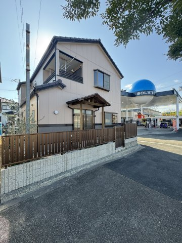 プライバシーに配慮したフェンス設置済み。安心の玄関アプローチ。
