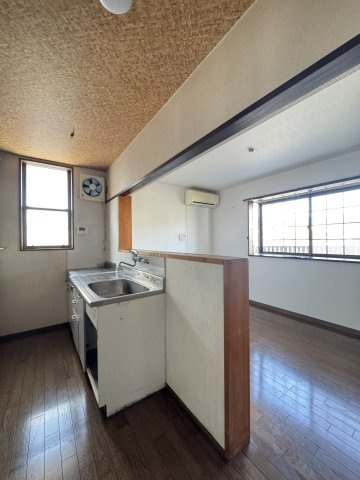 会話が弾む対面式キッチン。木の温もりを感じるナチュラルな内装。