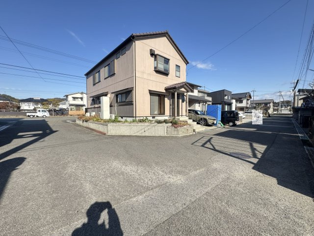ゆとりある前面道路。車の出し入れもスムーズな好立地！