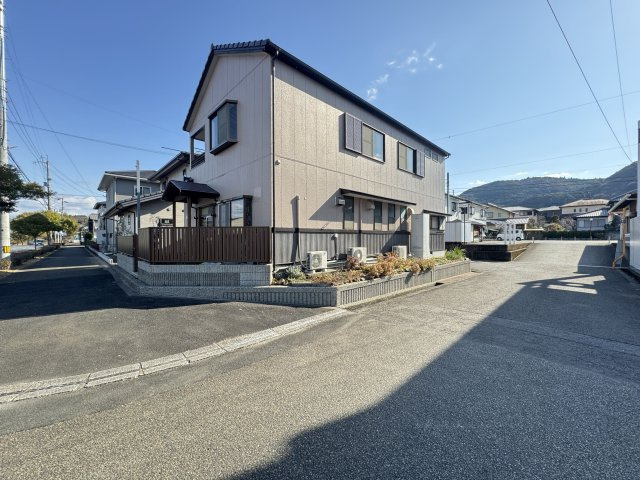 穏やかな街並みに溶け込む、落ち着いた佇まいの一軒家。