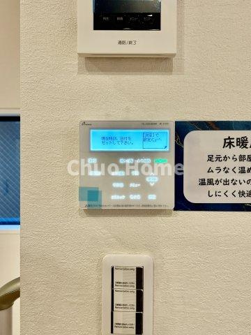 【給湯リモコン】外での一日を忘れさせてくれるオートバス機能でお好みの湯量・温度に調整された浴槽。