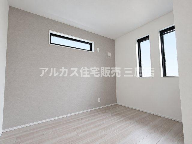 2面の窓から爽やかな光と風を呼び込む洋室。上品なアクセントクロスがインテリアを引き立て、思い通りの部屋づくりを楽しめます。