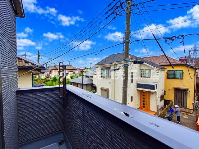 空が大きく広がる爽やかなバルコニーからの眺望。物干し金具が設置されており、陽当たり・通風ともに良好で洗濯物もスムーズに乾きます。