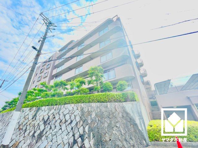 屋根付きの駐輪場・バイク置き場を設置。雨や風、直射日光からお乗り物を守ることができます。