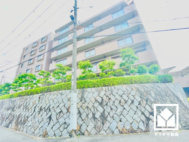 「セブンイレブン西宮上ケ原十番町店」まで徒歩7分、「関西スーパー大社店」まで徒歩11分、「ドラッグセガミ大社店」まで徒歩11分など、お買い物施設が徒歩圏内に複数あり便利な住環境です。