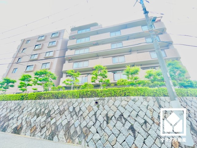 約6帖の和室がリビングに隣接しており、一体利用も可能です。子どもの遊び場、お昼寝スペース、家族のくつろぎ空間にも。和室があると、暮らしの幅がぐんと広がる。