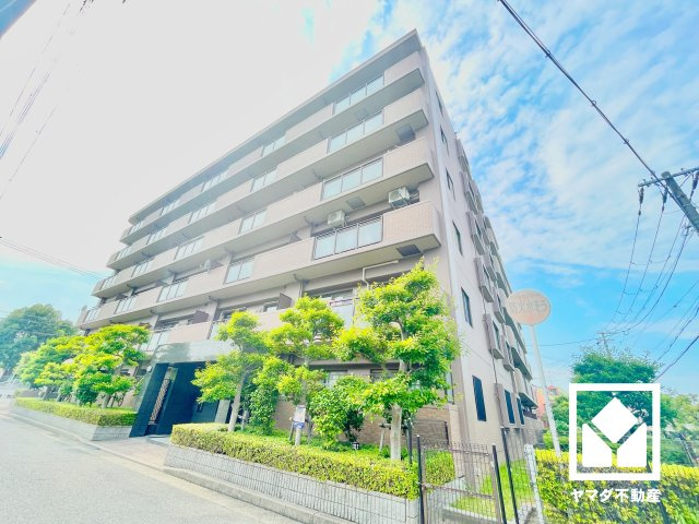 リビングや廊下にも収納スペースがあり、住空間を広々お使いいただけます。日用品のストックなどもすっきり片付きます。