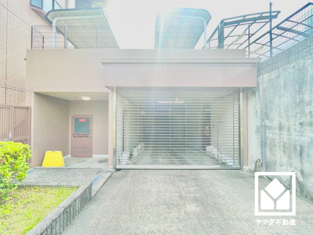 屋内に保管しておけるので、愛車へのダメージが少ない地下駐車場を設置。出入口は防犯性に配慮されたリングシャッター付き。空き状況等の詳細は弊社スタッフまでお気軽にお問い合わせください。