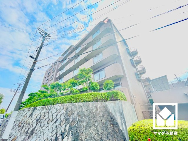 敷地内は木々が多く植えられていて、四季の移り変わりが感じられる緑豊かな景観です。落ち着いた雰囲気の中でゆとりある毎日をお過ごしいただけます。