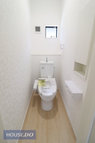 【トイレ】温水洗浄暖房便座付き。ほっと一息つけるプライベート空間は広めの設計となっております。