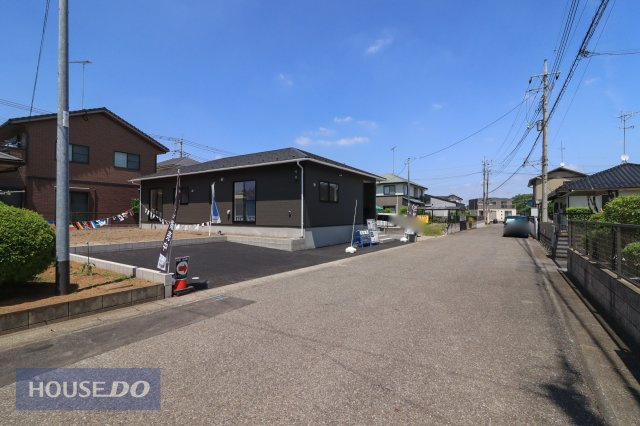【前面道路】駐車や切り返しも楽々6ｍ道路です♪周辺環境は大切な要素ですので、道幅や駐車など、現地でしっかりとご説明させていただきます。
