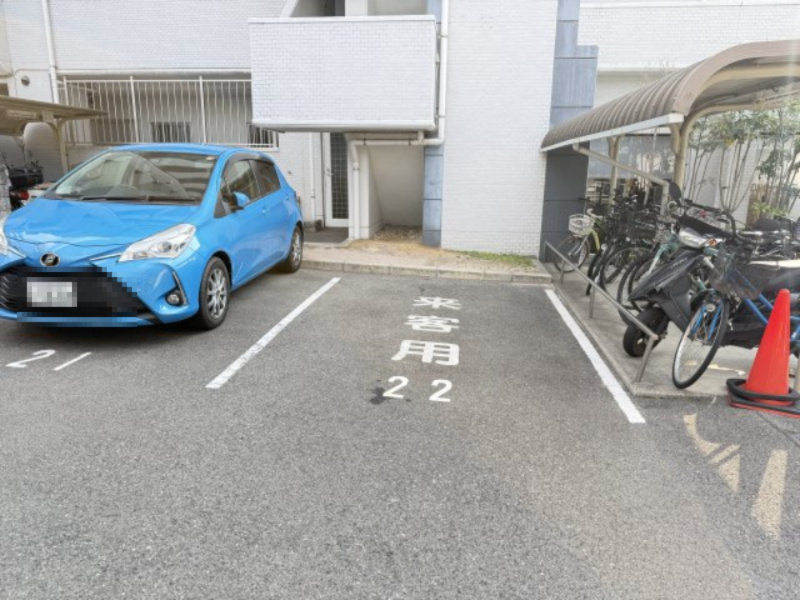 敷地内には来客用駐車スペースを確保。ご家族やご友人が訪れた際も駐車場所に困らず安心です。居住者用区画も整備され敷地内で完結できる利便性が魅力。日常使いはもちろん急な来客時にも対応できる嬉しいポイント。