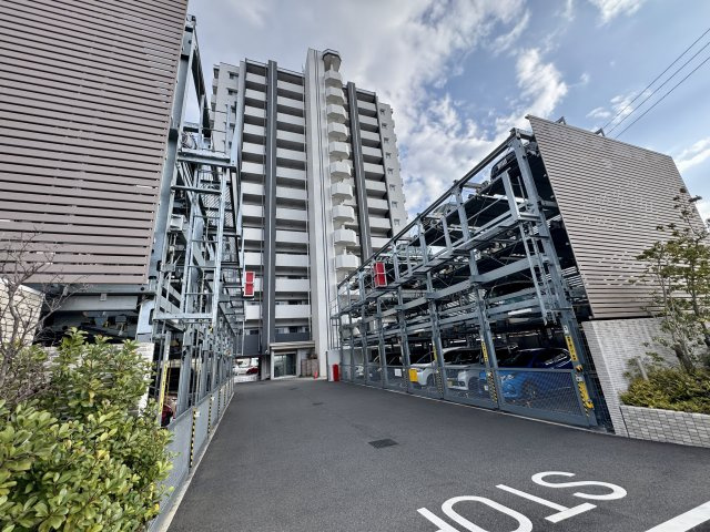 敷地内には機械式駐車場を完備しており、住戸数に対応した駐車スペースが確保されています。敷地内に駐車場があるため、雨の日や荷物の多い日でも移動がしやすく、日常生活の利便性を高めてくれます。