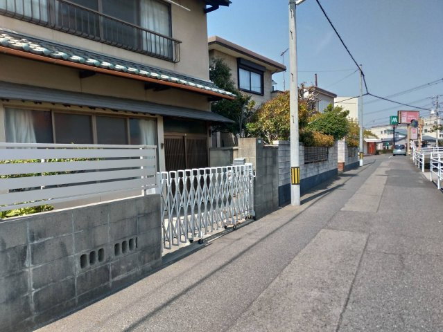 前面道路は見通しが良く、車の出入りもしやすい立地です。周辺は落ち着いた住宅街が広がっており、日常生活も安心して過ごせる環境。交通量も比較的穏やかで、静かな住環境を求める方におすすめです。