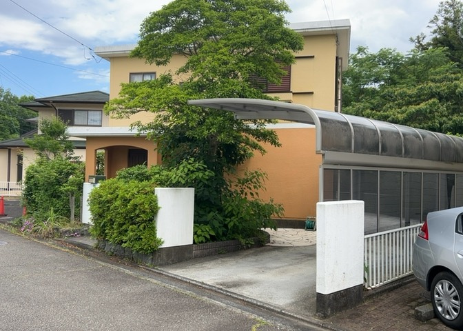 バルコニーは、室外の専用スペースのうち、「屋根がなく開放された空間」であるものを指します。ベランダより広いタイプのものが多く、日当たりもよいため家庭菜園などを楽しみたい人にとって適した環境となります。