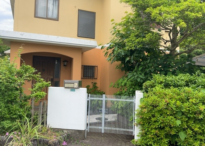 木造住宅とは土台、壁、柱など建築物の強度を支える構造体の材に木が使用されている構造を指します。構造体は建物の自重を支えるだけではなく風圧や水圧、積裁荷重などあらゆる衝撃に耐えるための基礎です。