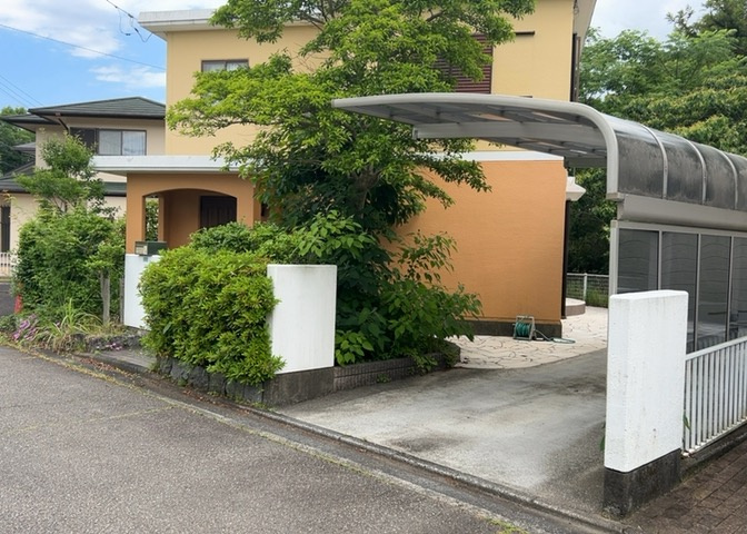 敷地内に散水栓や立水栓があると便利です。水道水を直接利用できるため、水を運ぶ手間を省くことが出来ます。大量の水を必要とする洗車作業や清掃などに役立ちます。その他設備とあわせて、現地でご確認ください。