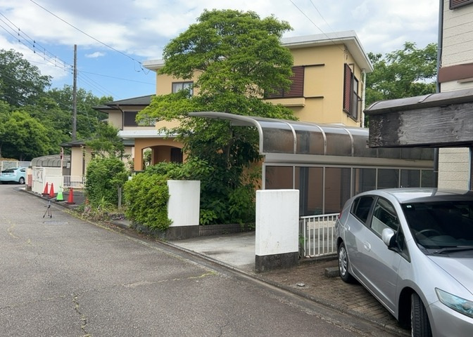 床下換気口は、床下に湿気がこもることを防ぎ、効果的に換気を行うために設置されています。床下換気口が設置されていない建物は、基礎パッキング工法などにより換気を行なっています。詳細は現地でご確認ください。