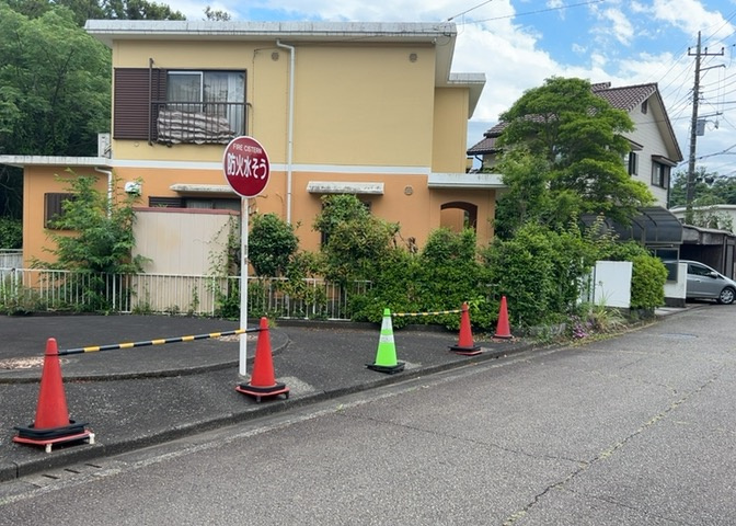 南側道路の場合は長い時間光を入れ込むことができるため、庭やリビングを道路側に持ってくることが多く土地価格も高い傾向にあります。一方北側道路だとリビングや庭が南側になりプライバシーを守ることができます。