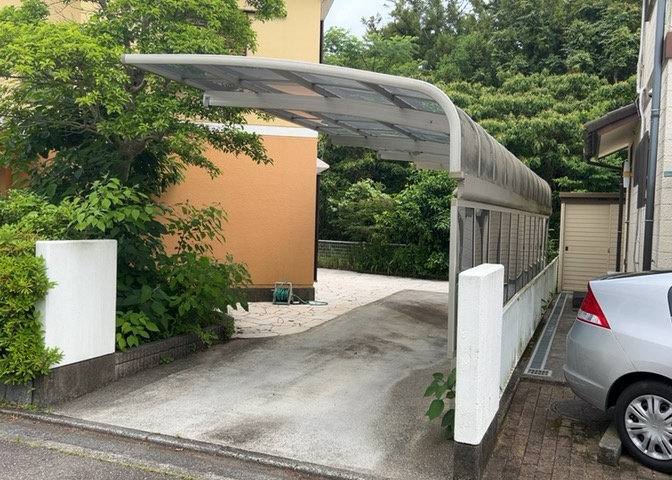 車一台あたりに必要なスペースは、標準サイズの普通自動車で横幅2m50cm、長さ5mは必要になります。ただし、乗降のことも考慮して横幅3m30cm、長さ5m50cmほどは確保できるところを選びましょう。