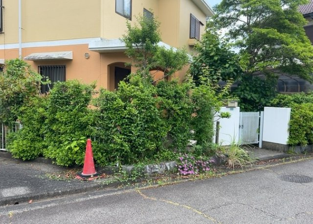 庭のある家に住むことのメリットとして、子どもたちの遊び場を確保できること、ガーデニングや家庭菜園を楽しめること、明るさを確保できることがあります。また、配置を工夫することでプライバシーが確保できます。