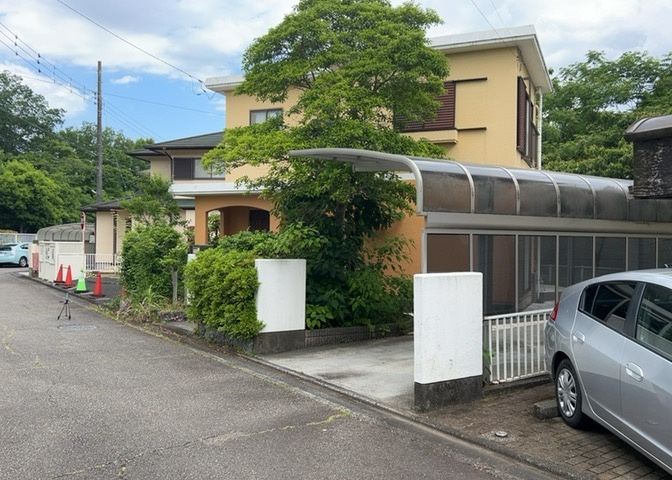 バルコニーは、建物内から室外へ楽に出入りできる便利なスペースです。また、バルコニーには手すりを付けることが義務付けられており、手すりの高さは110cm以上で施工することが建築基準法で定められています。