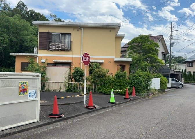 道幅が広い場所は日当たりや風通が良好です。幅が広いのですれ違いも可能ですし大きな車でも駐車可能！一方で、大型車が通ることも多くなるため交通量の増加により騒音に繋がります。また土地の値段が高くなります。
