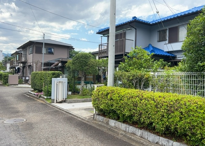 眺望を気にして物件を探す場合、前面に建物が建っていないか現地で確認しましょう！前面に建物があると景色はもちろん、日当たりや風通しにも影響が出てきます。住んだ時のことを想像しながら現地見学をしましょう。