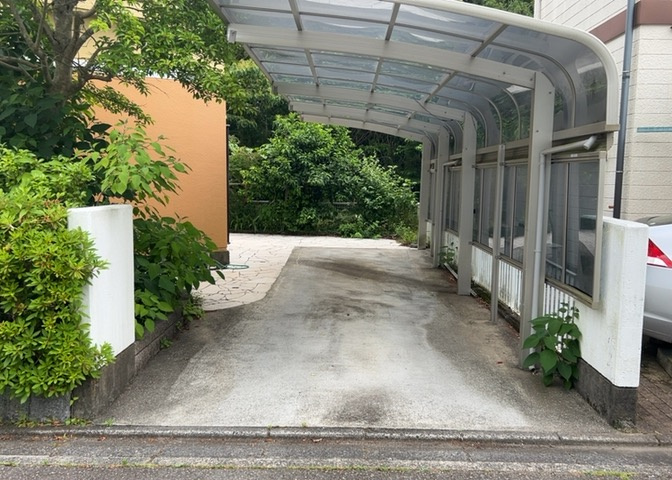 駐車場と明記されていても、最小スペースでつくられた駐車場だと大型車は駐車できなかったり、出入りしにくくなったりする可能性があります。お車のサイズと購入したい物件の駐車場のサイズを現地で確認しましょう。