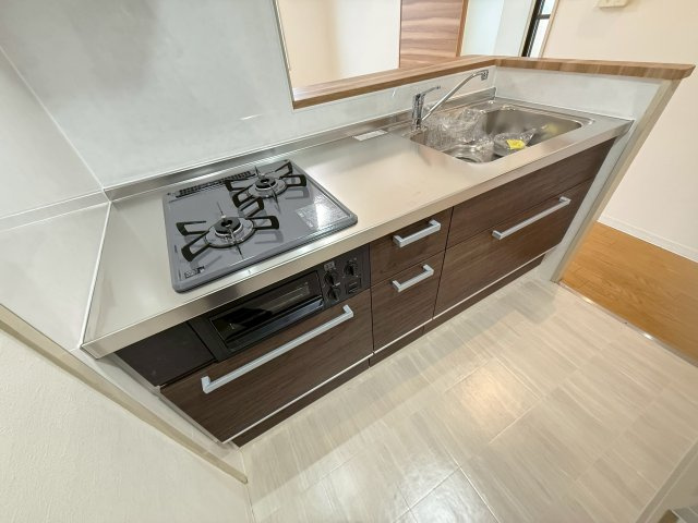 2口コンロのシステムキッチンです。2026年3月新規交換済みです。
