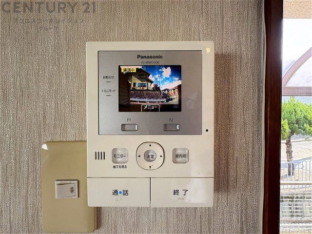 訪問者が来たときにテレビ画面で確認できるため、安心してドアを開けられます。録画機能があるものもあり、留守中に来訪者を記録しておくことができます。利便性が高く、セキュリティ面でも安心です。　