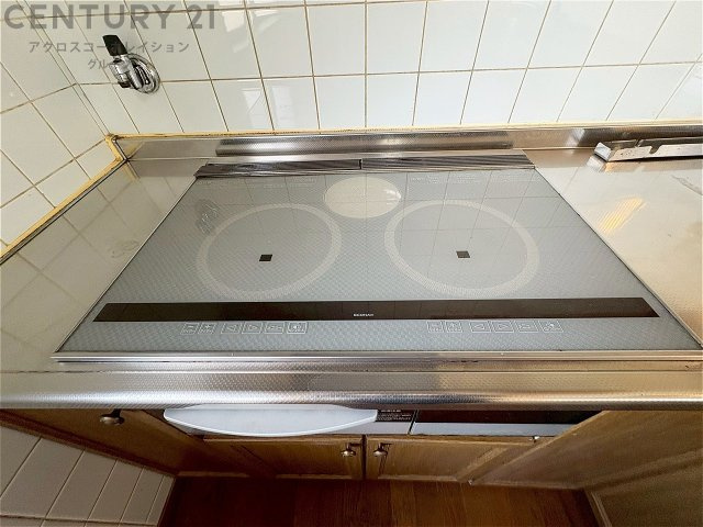 IHクッキングヒーターは高速で加熱し省エネで使いやすいく火を使わないため安全で、清掃も簡単です。調理制御がしやすく、食材を均等に加熱できます。　